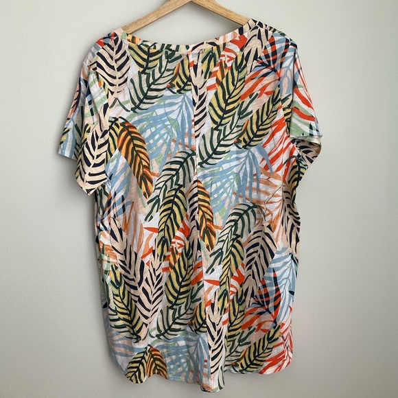 Tahari 1X V-Neck Tee with Tropical Leaf Print in Multicolor - Picture 4 of 9